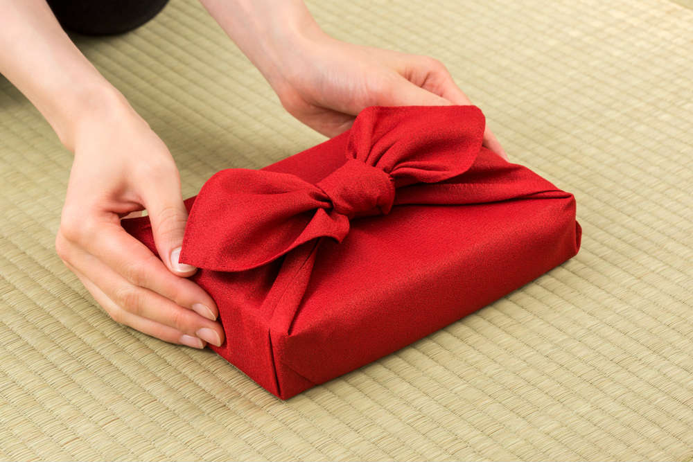 Come fare furoshiki: borse e pacchetti con foulards - Non ...