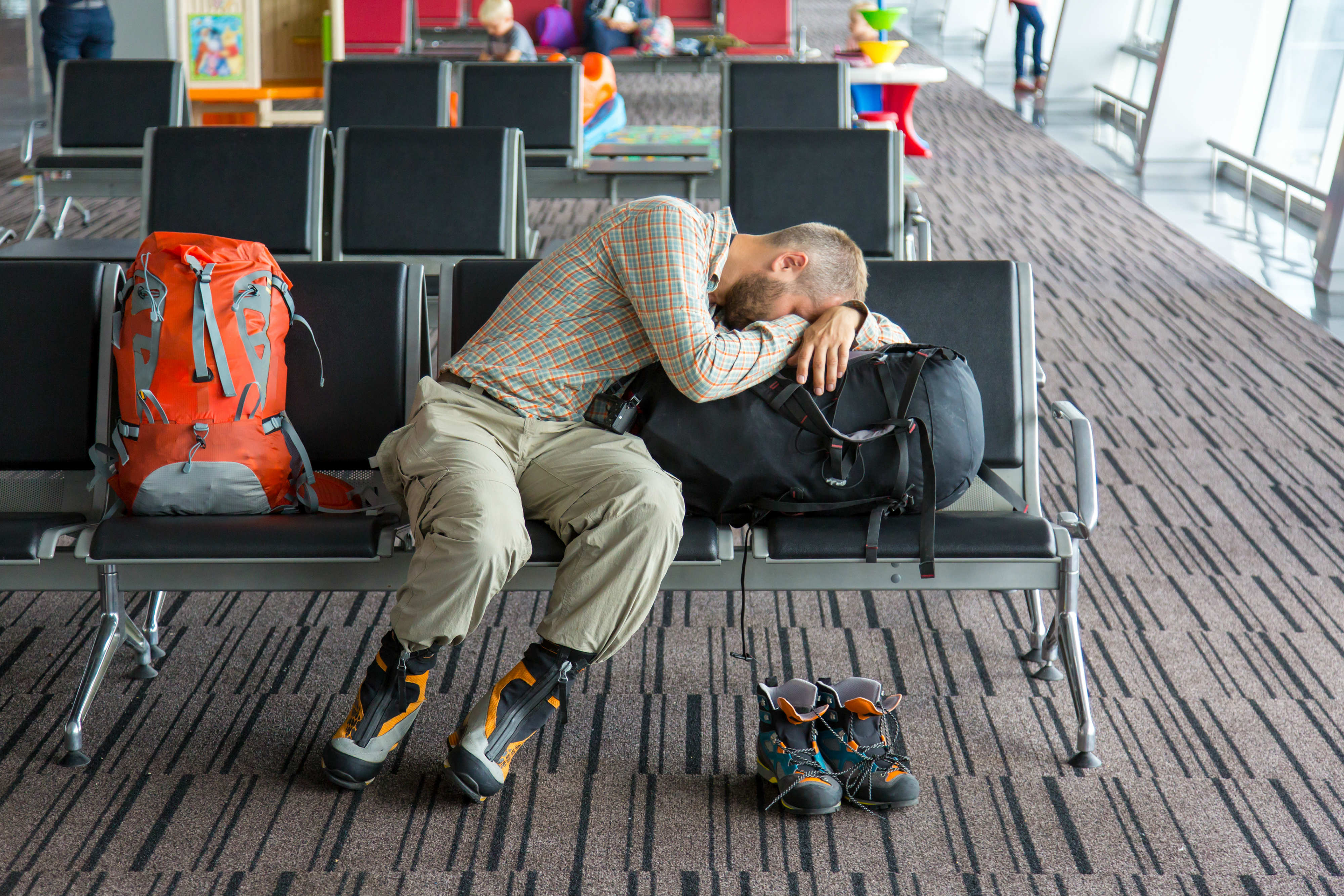 Уставшие туристы. Ожидание в аэропорту. Люди в аэропорту ждут. Люди в зале ожидания. Человек спящий в аэропорту.